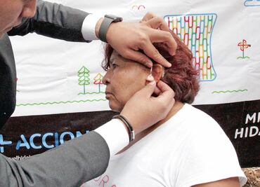 Dan aparatos auditivos a personas de bajos recursos