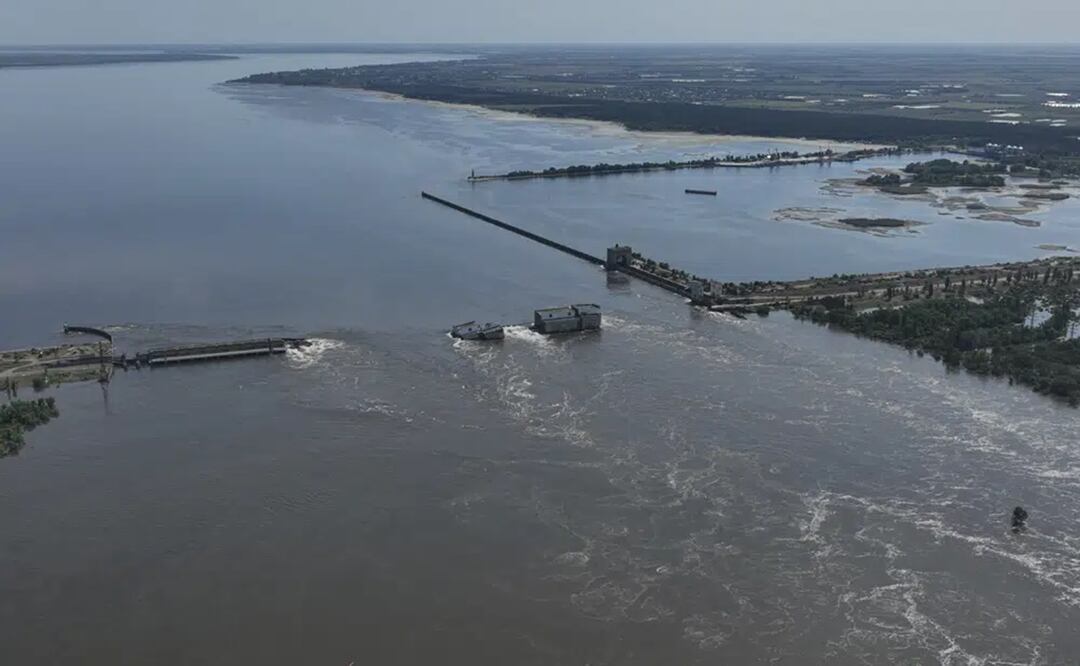 Agua desbordada después de la ruptura de la presa Kajovka, cerca del territorio ucraniano de Kajovka, bajo control de Rusia. Foto: AP