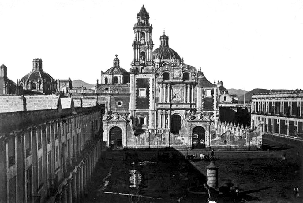 Vista de la Plaza de Santo Domingo, captada por el fotógrafo francés Claude-Joseph Désiré Charnay en 1858, en la que se aprecia el conjunto conventual antes de la exclaustración. En la imagen todavía se alcanza a ver la magnífica barda atrial del Templo de Santo Domingo. Cortesía: FotográficaMX Archivo de Fundación Televisa. 