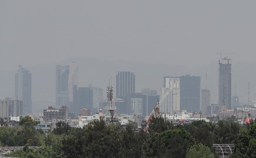 Fotografía donde se muestra la contaminación el 21 de mayo de 2024, en la Ciudad de México (México). Este miércoles se activó nuevamente la fase uno de contingencia ambiental atmosférica debido a los altos índices de ozono en la zona metropolitana del Valle de México, informó la Comisión Ambiental de la Megalópolis (Came). EFE/Mario Guzmán