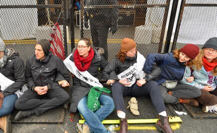 Manifestantes intentan impedir acceso a investidura de Trump 