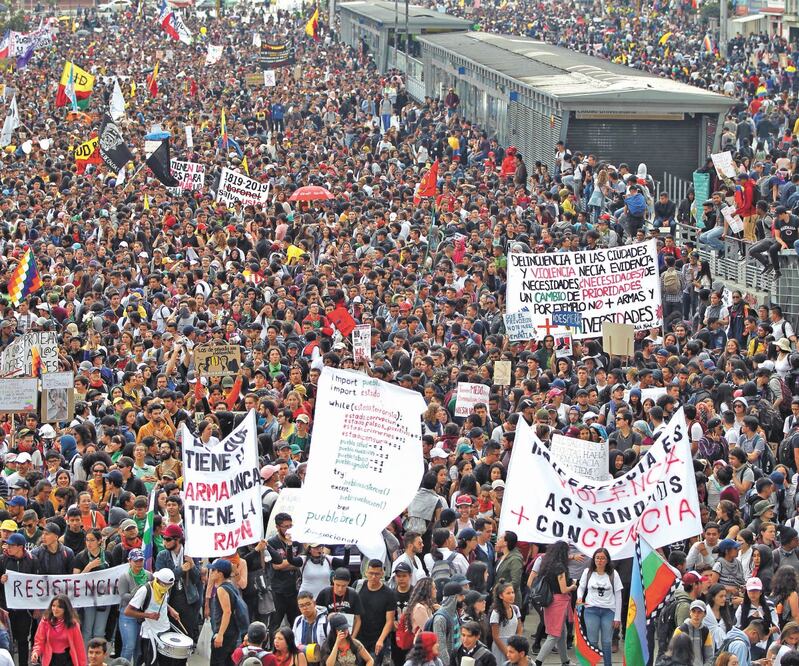 En Bogotá, durante la mañana las protestas fueron pacíficas. Por la noche derivaron en algunos actos de violencia. EL TIEMPO