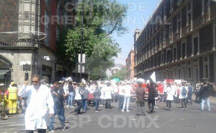 Medicos marchan sobre Paseo de la Reforma con dirección al Zócalo