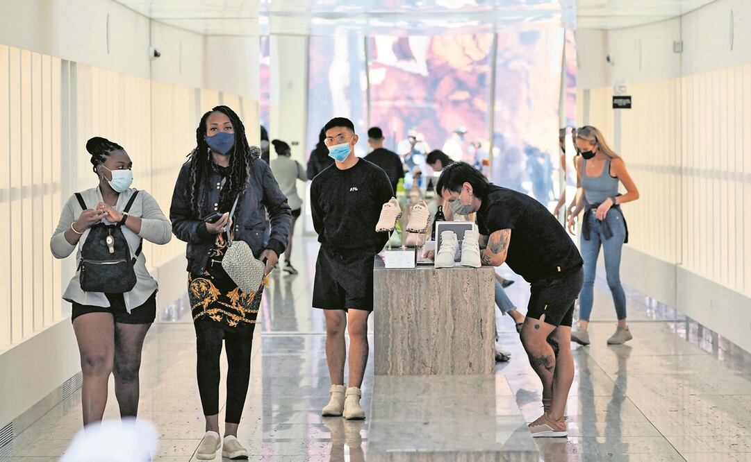 De acuerdo con Statista, con la pandemia 50% de los consumidores se han acostumbrado a pedir sus tenis por comercio electrónico. Foto: Archivo. El Universal