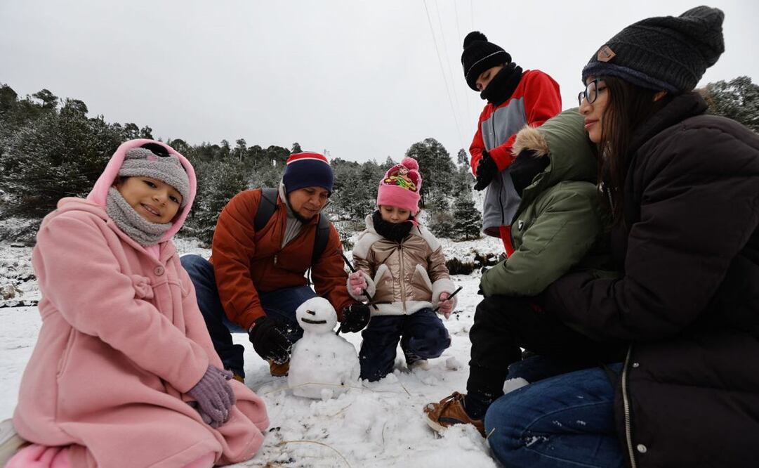 En las inmediaciones del cráter del Nevado de Toluca, en el Estado de México, la zona de Raíces fue abarrotada por visitantes que entusiasmados por ver la nieve, saturaron el área. Foto: Jorge Alvarado | El Universal (13/01/2025)