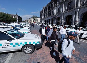 Taxistas colectivos bloquean centro de Toluca en protesta contra la operación de autobuses