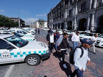 Taxistas colectivos bloquean centro de Toluca en protesta contra la operación de autobuses