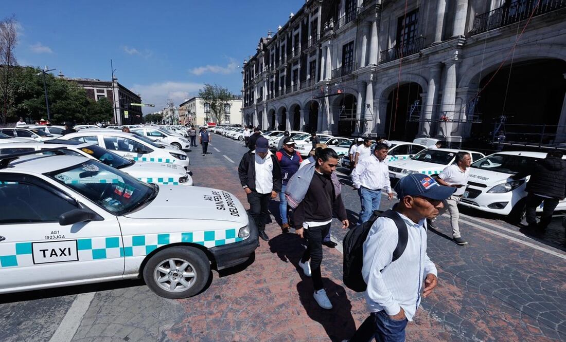 Taxistas colectivos bloquean centro de Toluca en protesta contra la operación de autobuses. Foto: Jorge Alvarado