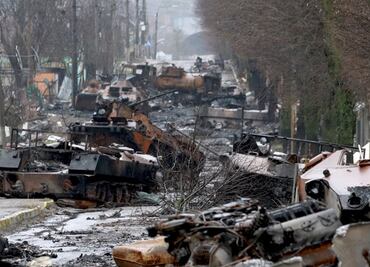 Bucha, el cementerio de cadáveres y tanques quemados en Kiev, que dejaron las tropas rusas