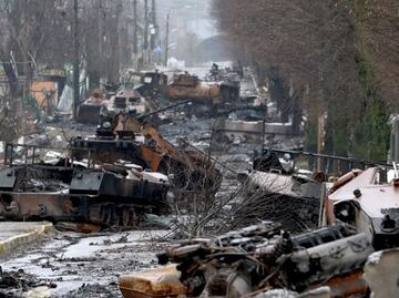 Bucha, el cementerio de cadáveres y tanques quemados en Kiev, que dejaron las tropas rusas