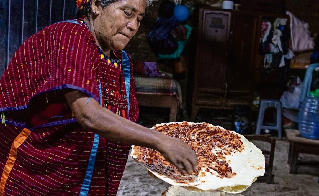 Las tortillas se pintan de un rojo vivo como el fuego, como el color de los huipiles de las mujeres triquis.
