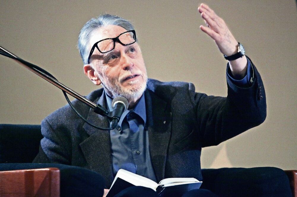 Durante una charla en el Palacio de Bellas Artes, el poeta David Huerta invitó a leer la obra de Miguel de Cervantes Saavedra (LUCÍA GODÍNEZ. EL UNIVERSAL)