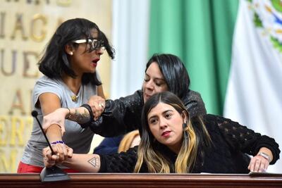 IECM rechaza sancionar a diputadas por pelear con insultos y arañazos por un micrófono