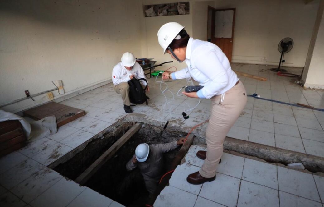 Cinco tomas clandestinas ocultas en un túnel dentro de un predio de la colonia Santa Inés fueron descubiertas por personal de Pemex. Foto: Irvin Olivares/EL UNIVERSAL