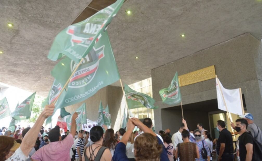 Frenna protesta contra bancadas del PAN y el PRI en defensa de Samuel García