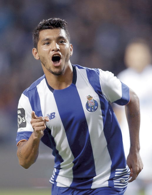 Jesús Manuel Corona abrió el marcador para los Dragones con un golazo (MIGUEL VIDAL. REUTERS)