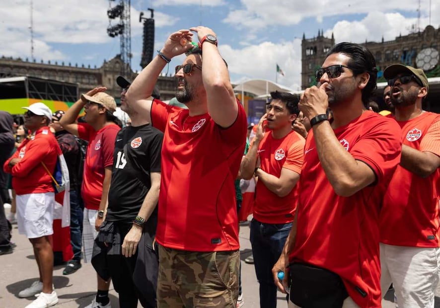 Turistas y capitalinos disfrutan del segundo día del Fan Fest desde el Zócalo de la Ciudad de México. Foto: Hugo Salvador / EL UNIVERSAL
