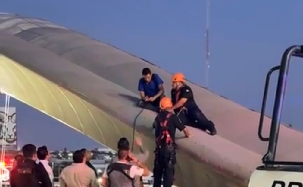 Salvan a hombre que quería lanzarse a más de 17 metros en el Puente La Paz, Tamaulipas. Fotos Especiales