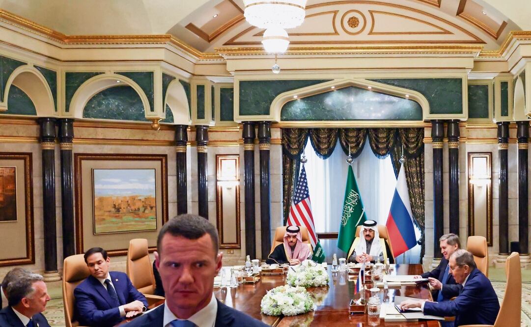 El secretario de Estado de Estados Unidos, Marco Rubio, segundo a la izquierda, el Ministro de Relaciones Exteriores de Rusia, Serguéi Lavrov (enfrente de él), en Riad, Arabia Saudita, el martes pasado. Foto: Evelyn Hockstein / AP