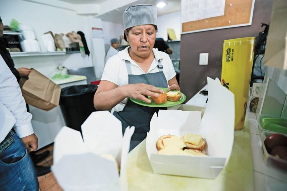 Vendedores de comida dan bolsas y recipientes de cartón como una opción ante la prohibición de proporcionar envases de plástico y de unicel. Foto: JORGE ALVARADO. EL UNIVERSAL