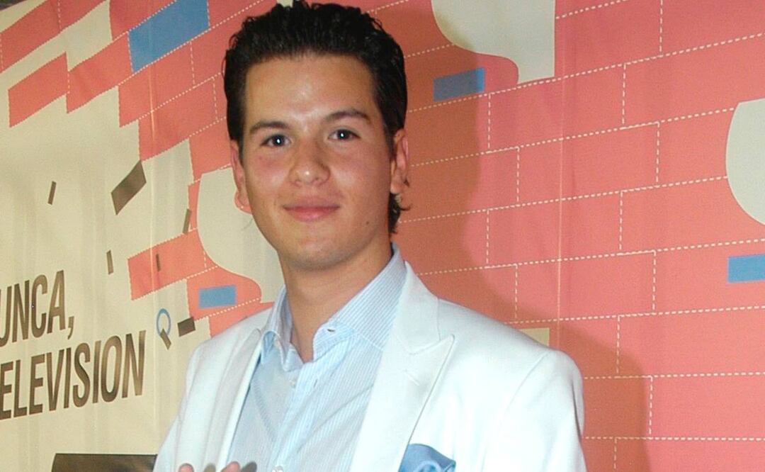 Según la versión oficial del propio Vicente Fernández fue a raíz de un requerimiento protocolario que descubrió que Rodrigo no era realmente su hijo.