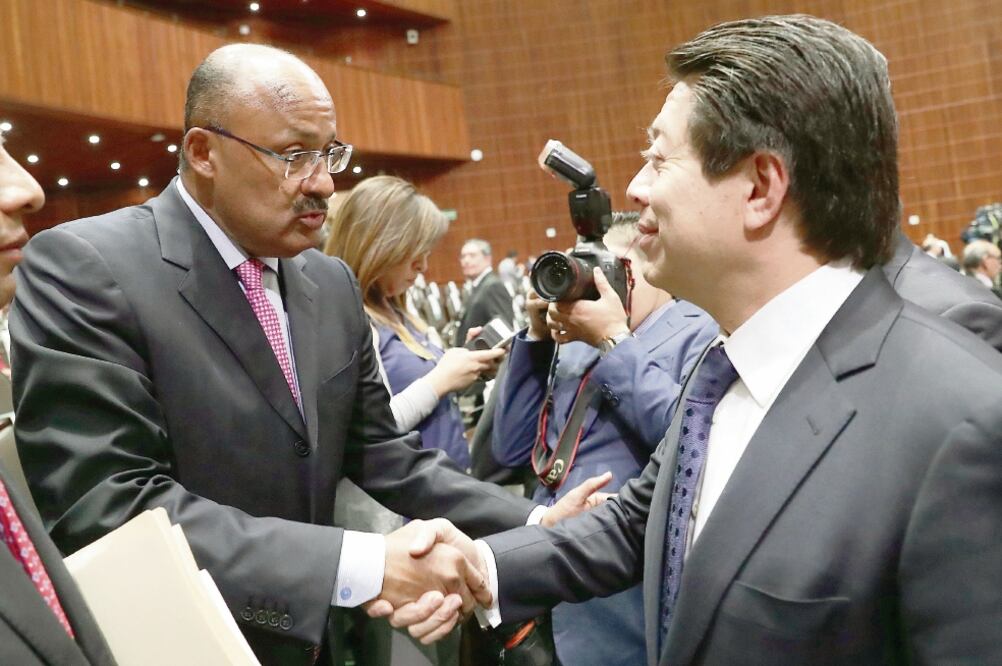 Los coordinadores del PRI y Morena, René Juárez Cisneros y Mario Delgado, respectivamente, ayer en la Cámara de Diputados. Foto: DIEGO SÁNCHEZ. EL UNIVERSAL