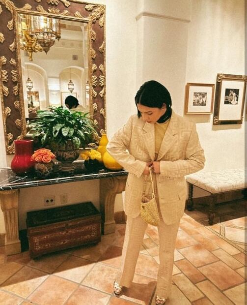 Ángela Aguilar en traje sastre y ombliguera da cátedra de estilo