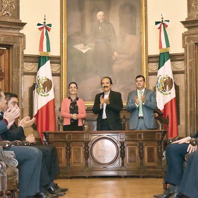 El mandatario capitalino, José Ramón Amieva, y la jefa de Gobierno electa, Claudia Sheinbaum, durante la toma de protesta de los alcaldes que integran el primer Cabildo de la Ciudad de México. Foto: TOMADA DE TWITTER
