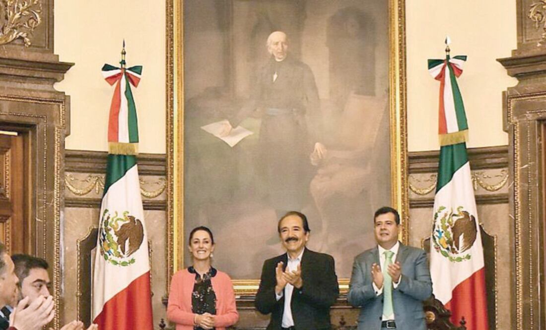 El mandatario capitalino, José Ramón Amieva, y la jefa de Gobierno electa, Claudia Sheinbaum, durante la toma de protesta de los alcaldes que integran el primer Cabildo de la Ciudad de México. Foto: TOMADA DE TWITTER
