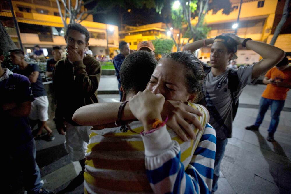 Reacción de algunos venezolanos al enterarse de la sentencia (AP)