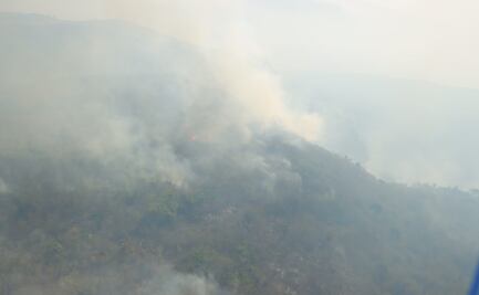 Brigadistas combaten dos incendios forestales en el cerro Mactumactzá en Chiapas