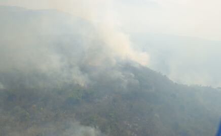 Brigadistas combaten dos incendios forestales en el cerro Mactumactzá en Chiapas