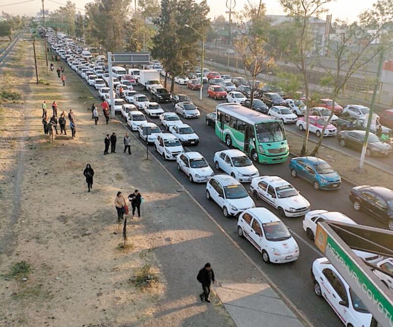 Por el bloqueo usuarios del transporte público tuvieron que caminar para llegar a sus destinos. Foto: ESPECIAL