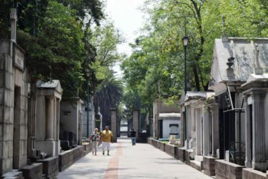 Sepulturero, oficio que se aprende desde niño