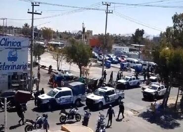 Captan enfrentamiento entre policías y mototaxistas por accidente de tránsito en Neza