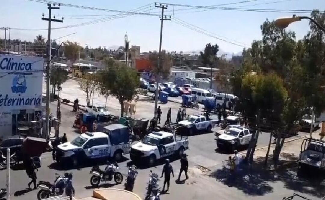 Al lugar llegaron cuatro policías locales para tratar de calmar a los rijosos, pero otros mototaxistas se presentaron a apoyar a su compañero y arremetieron contra los oficiales con piedras, palos y tubos. Foto: Especial 
