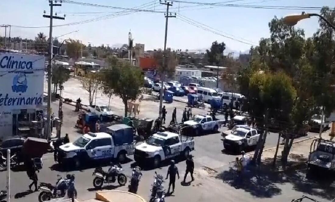 Al lugar llegaron cuatro policías locales para tratar de calmar a los rijosos, pero otros mototaxistas se presentaron a apoyar a su compañero y arremetieron contra los oficiales con piedras, palos y tubos. Foto: Especial