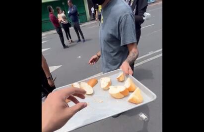 ¡Qué solidario! Reparten bolillo para el susto tras sismo de 7.7 grados en CDMX: VIDEO 