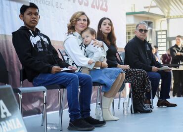 Marina del Pilar Avila entrega apoyos a estudiantes de preparatoria y universidad