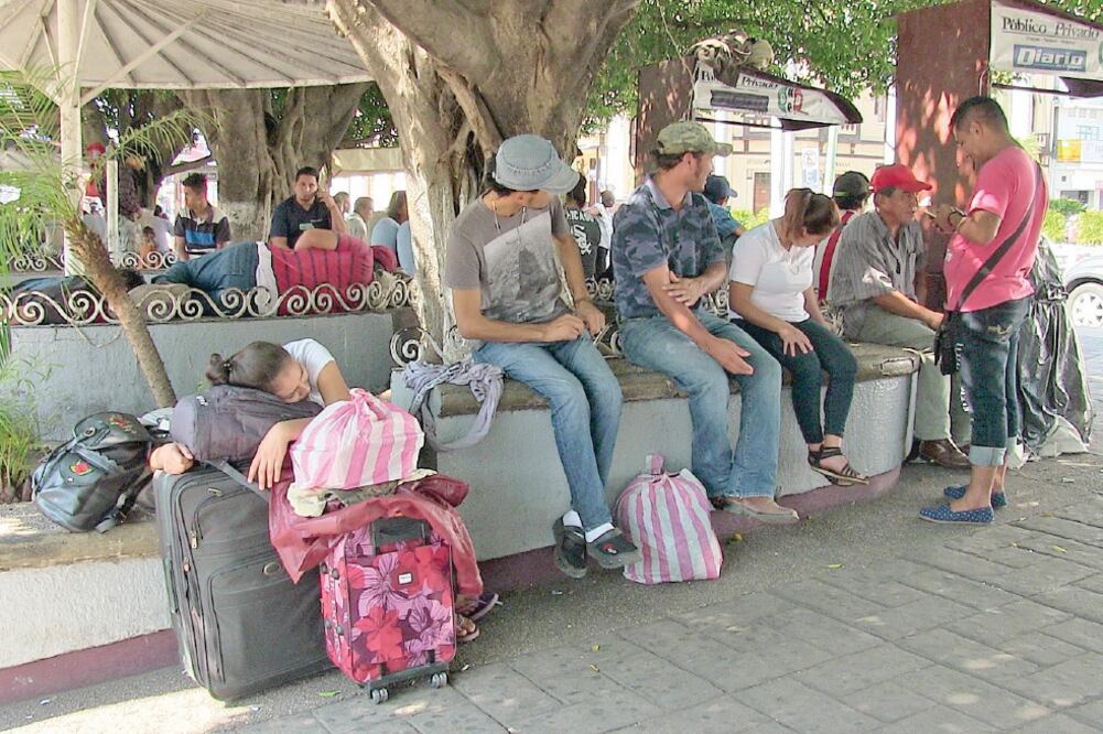 Comerciantes en Tapachula solicitaron a los tres niveles de gobierno que desalojen a los centroamericanos del parque Miguel Hidalgo y los ubiquen en albergues adecuados, en lo que regularizan su situación migratoria. (MARÍA DE JESÚS PETERS. EL UNIVERSAL)