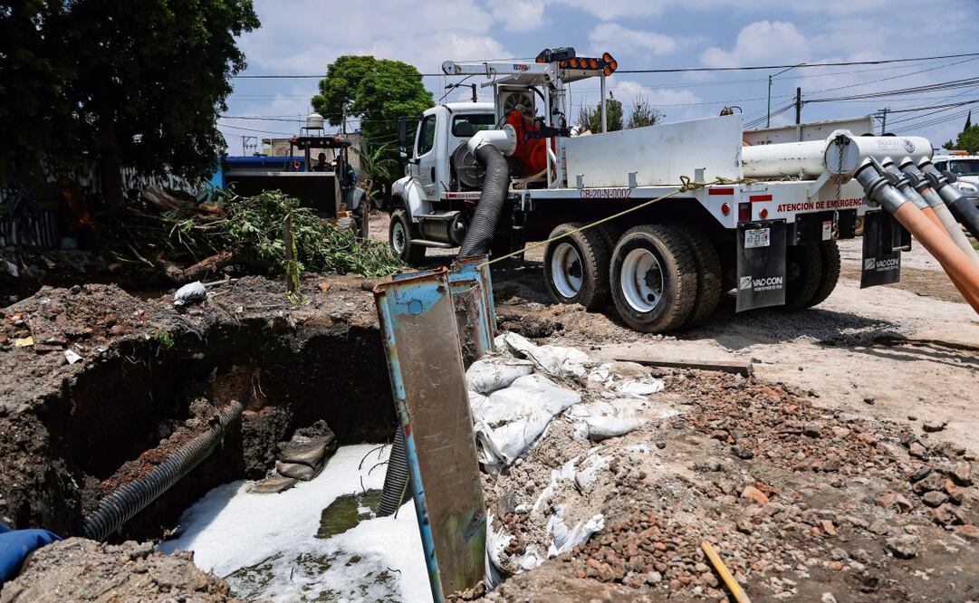 Trabajadores excavan hoyos para vertir el agua que desalojan y luego lo bombean a otra infraestructura. Foto: Hugo Salvador | El Universal