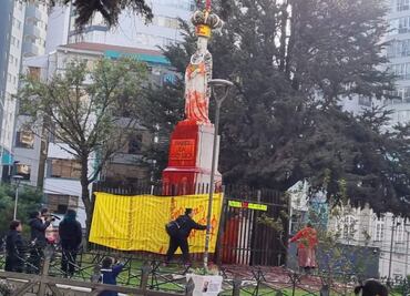 VIDEO: Arrojan pintura a estatua de Isabel la Católica en rechazo al "colonialismo" en Bolivia; "están arruinando la plaza", acusan vecinos