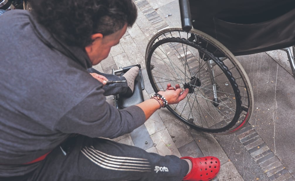 Por falta de dinero, el vendedor de dulces de la Alameda utilizó un tornillo que sustituye el balero que le falta a la llanta de su silla. Foto: Luis Camacho/ EL UNIVERSAL