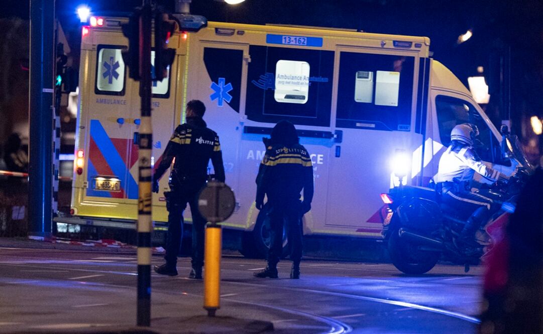 Ambulancia que transportaba al secuestrador en Ámsterdam. Foto: AP