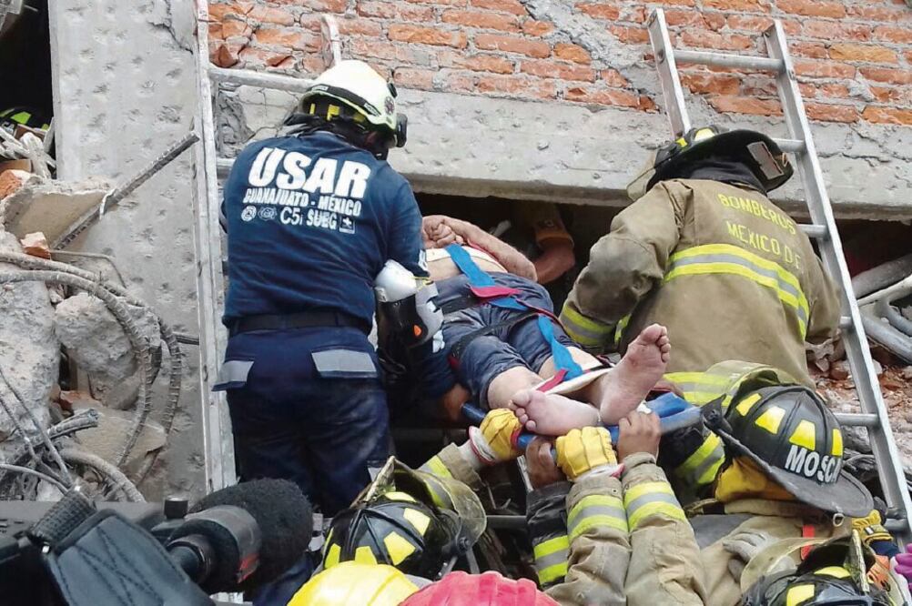 Dos losas cayeron sobre las piernas de José Luis Ponce, de 64 años, lo que dificultó los trabajos para liberarlo; sin embargo, cerca de las 15:30 horas de ayer, rescatistas lograron sacarlo del inmueble con vida y consciente (CORTESÍA)