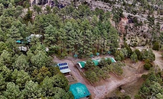 Fiscalía Anticorrupción de Chihuahua asegura cabaña del exgobernador Javier Corral; se encuentra en área protegida de la Sierra Tarahumara