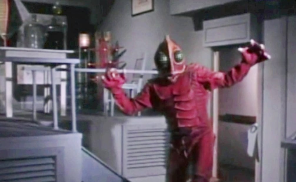 La criatura Piscis, interpretada por Alfonso Bárcenas, muy parecida al Monstruuo de la Laguna Negra, otra figura del cine estadounidense. Foto: ESPECIAL.