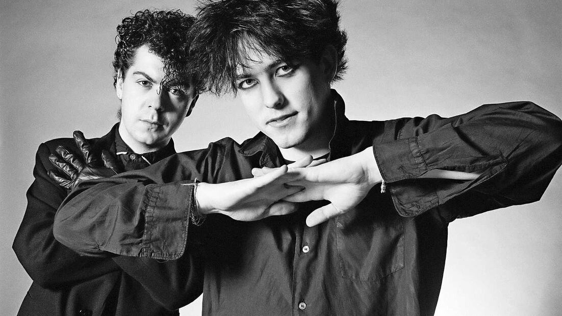 El cantante Robert Smith (en primer plano) y el baterista Lol Tolhurst (al fondo) en los primeros años de The Cure. Crédito: Facebook de Lol Tolhurst.