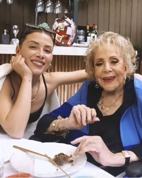 Silvia Pinal reaparece bromista hablando francés; recibe homenaje en Las Vegas