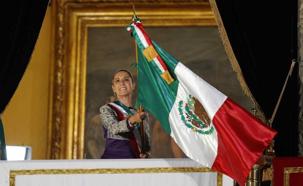 Ante un Zócalo lleno, la presidenta Claudia Sheinbaum ondea la bandera de México tras dar el Grito de Independencia. 15 de septiembre 2025 / Foto: Diego Simón. EL UNIVERSAL